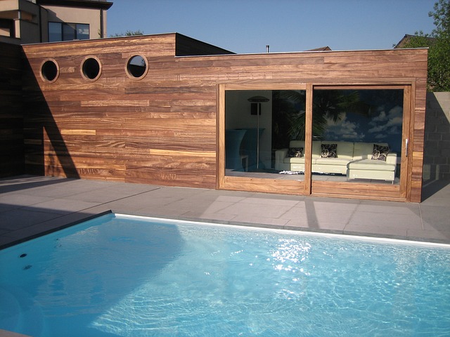 dřevěný domek s bazénem